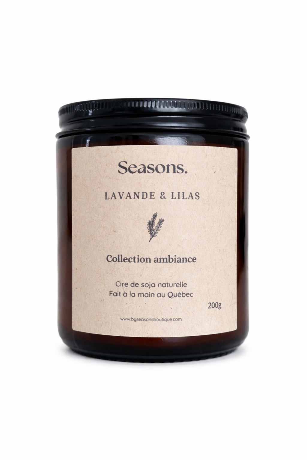 Chandelle en cire de soya parfumée à la lavande et lilas, au design épuré, créant une ambiance chaleureuse et cozy à la maison.