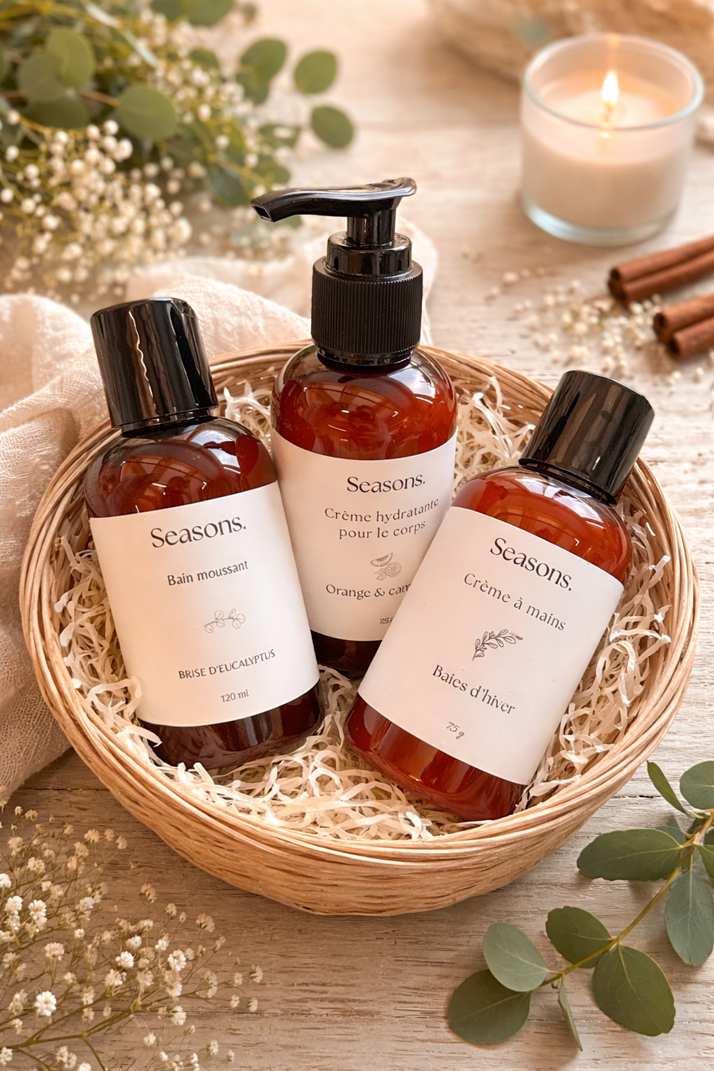 Coffret cadeau soins corporels Seasons avec bain moussant eucalyptus, crème corps et crème mains dans panier cadeau cocooning
